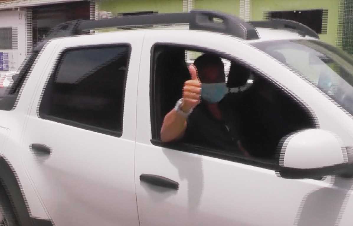 Camacã: Prefeito vai a Salvador, traz uma pá carregadeira e uma Ford Ranger para a Secretaria de Agricultura